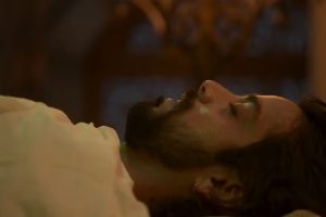 No meio de cirurgia de risco, Omar chama por Alika em A Nobreza do Amor