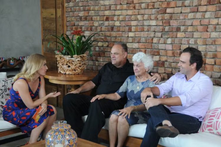 Oscar Schmidt e Tadeu Schmidt com a mãe no programa Estrelas