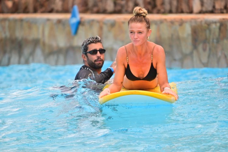 Pedro Scooby ensina a mulher a surfar