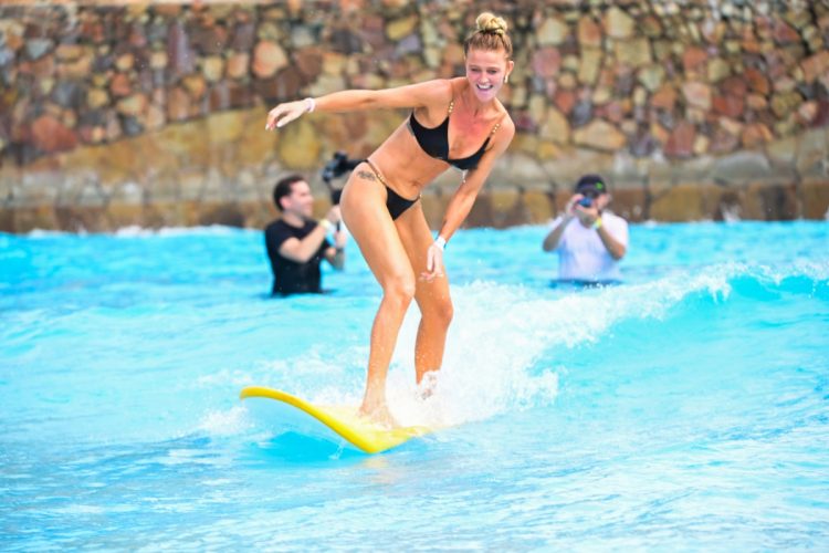 Cintia Dicker surfando