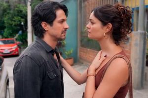 Paulinho (Romulo Estrela) refaz pedido de casamento a Gerluce (Sophie Charlotte) em Três Graças