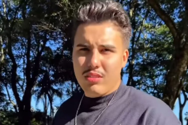 pedro, do bbb 26, vendendo bombom no parque