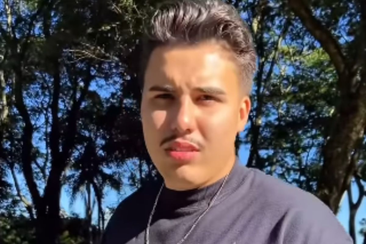 pedro, do bbb 26, vendendo bombom no parque