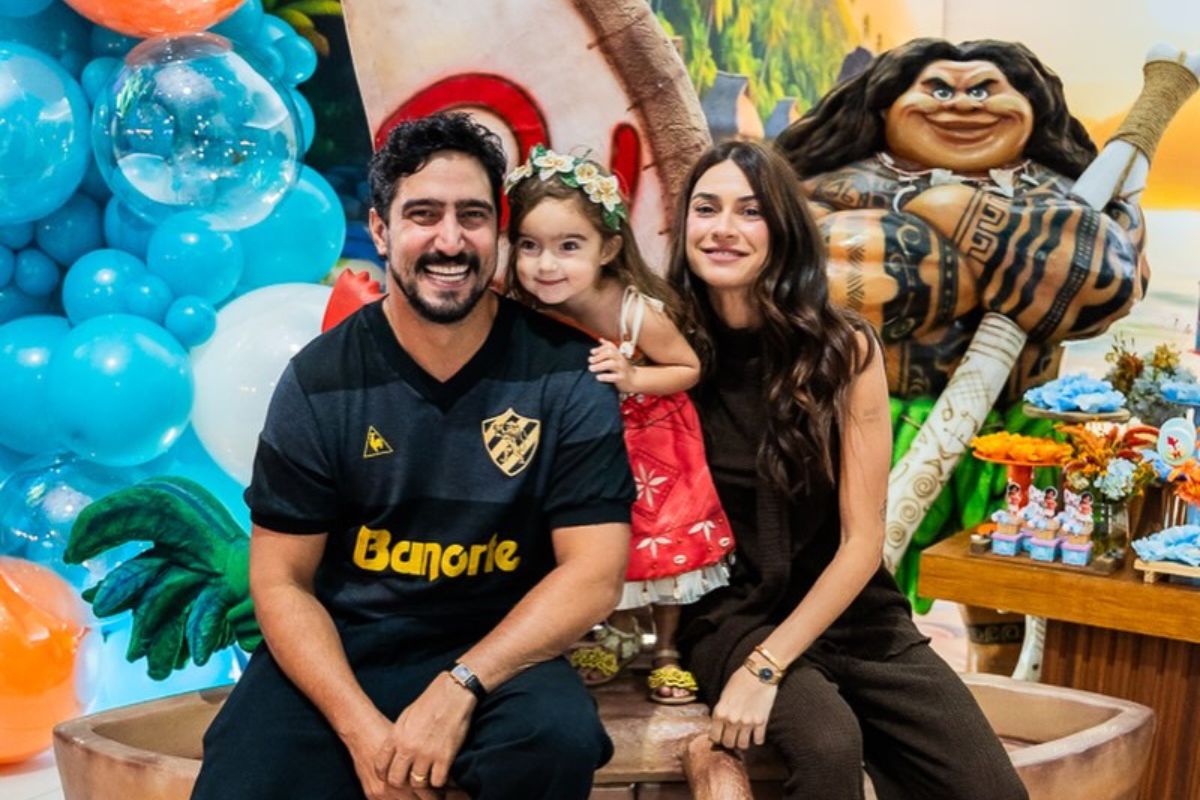 Renato Góes e Thaila Ayala com a filha Tereza