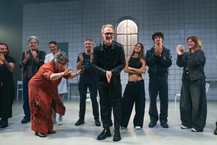 Ricardo Waddington e elenco da peça