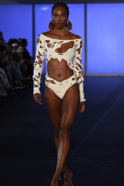 Jéssica Córes  desfilou para Lenny Niemeyer  