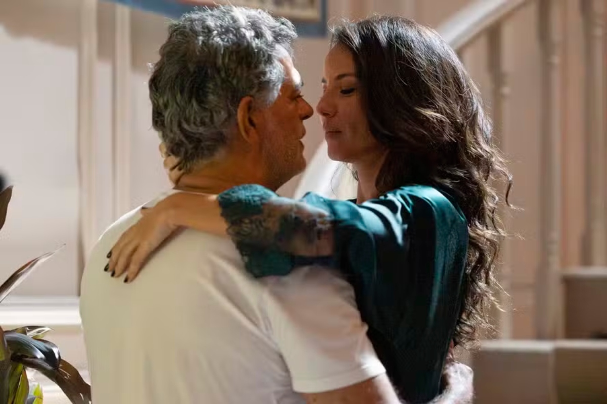 Rogério e Zenlda se beijam