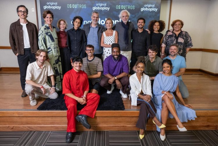 Autor, diretora e elenco da terceira temporada de "Os Outros"
