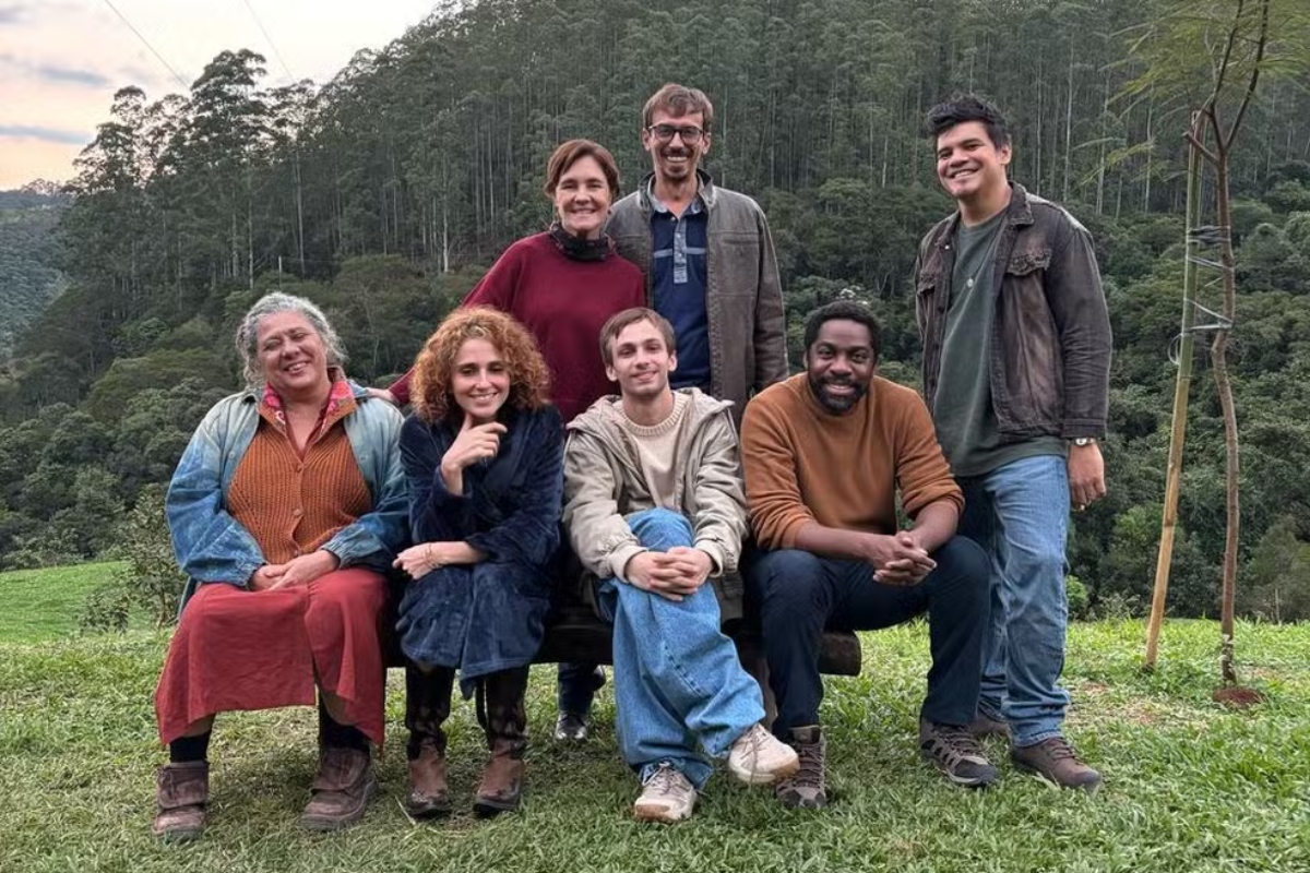 Elenco reunido nos bastidores de Os Outros