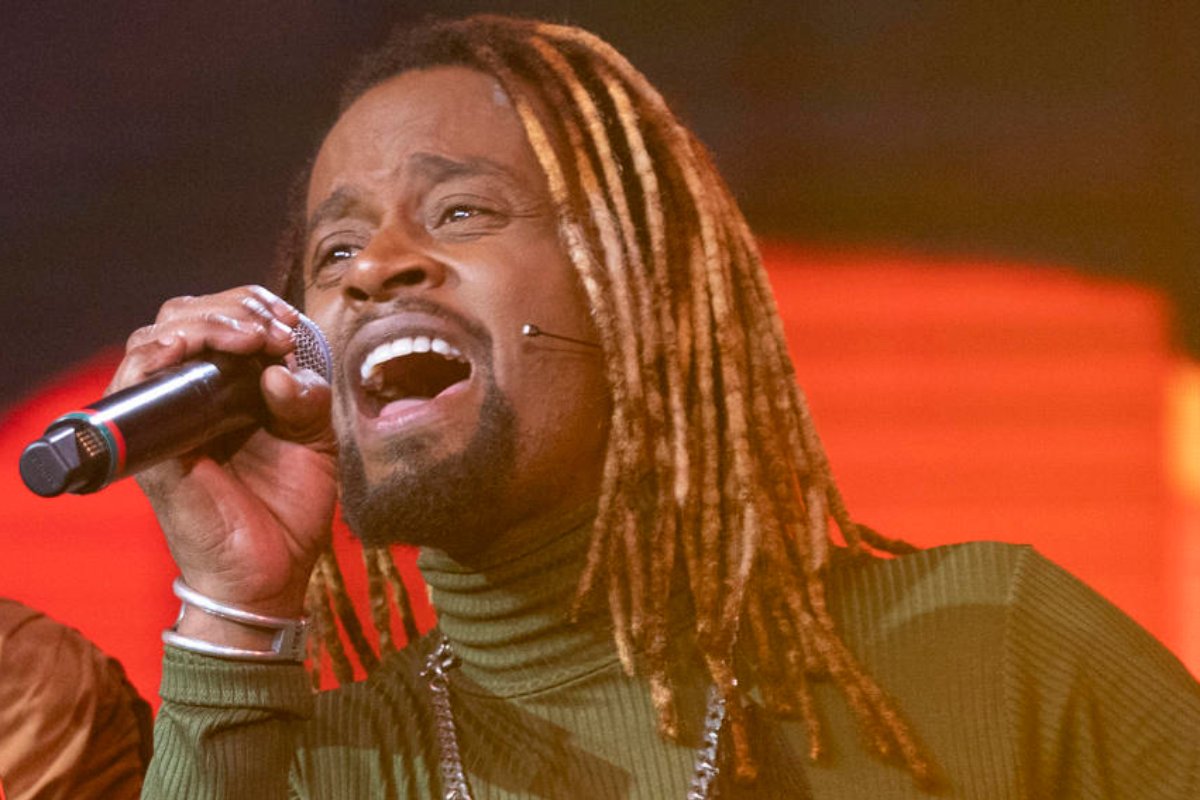 Toni Garrido cantando