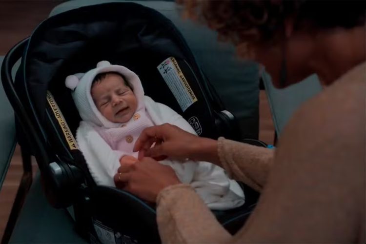 Lena (Bárbara Reis) volta ao Brasil com a bebê