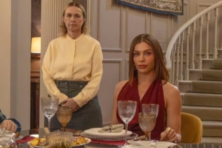 Helga (Kelzy Ecard) e Arminda (Grazi Massafera)