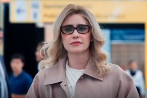 Samira (Fernanda Vasconcellos) usa disfarce