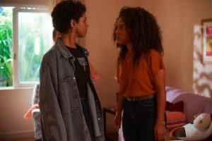 Valéria (Naruna Costa) briga com Eduarda (Gabz) ao vê-la brincando com Sol (Ana Alice Rocha dos Santos) em Coração Acelerado