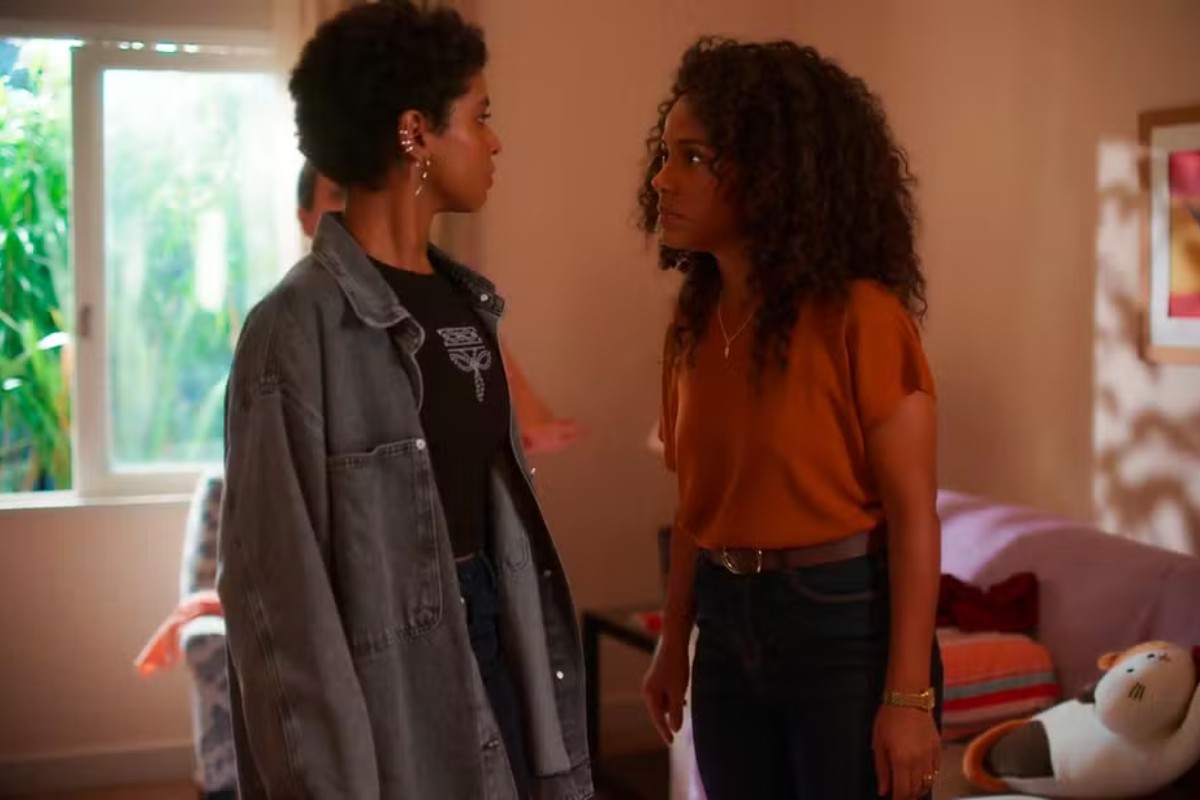 Valéria (Naruna Costa) briga com Eduarda (Gabz) ao vê-la brincando com Sol (Ana Alice Rocha dos Santos) em Coração Acelerado