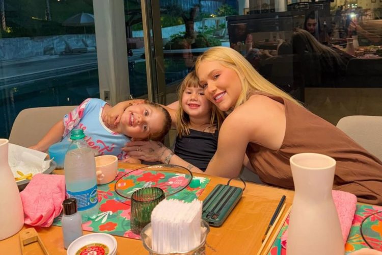 Virginia Fonseca com as filhas