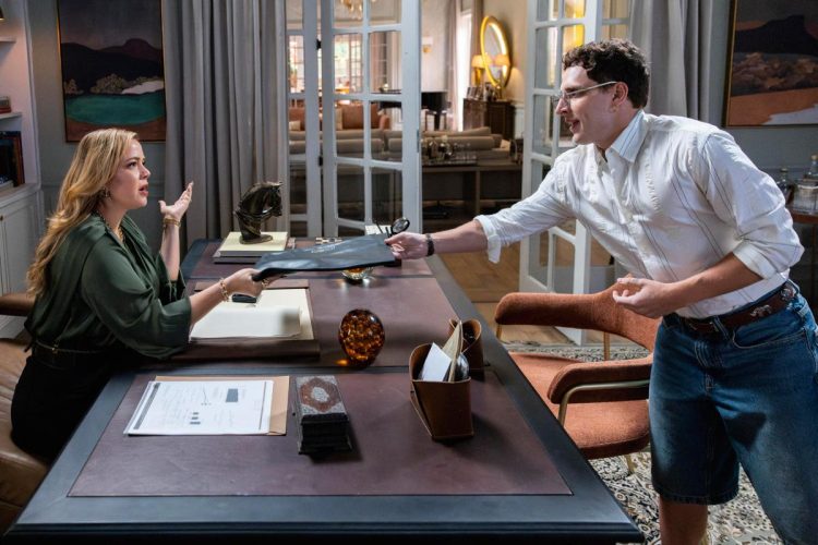 Zilá (Leandra Leal) abre a pasta errada de Esteban (Diego Martins) em Coração Acelerado