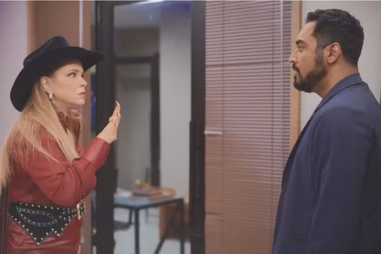 Zilá (Leandra Leal) nega fogo de Ronei (Thomás Aquino) em Coração Acelerado