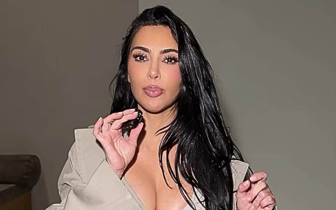 Kim Kardashian visita mulheres presas no Dia das Mães