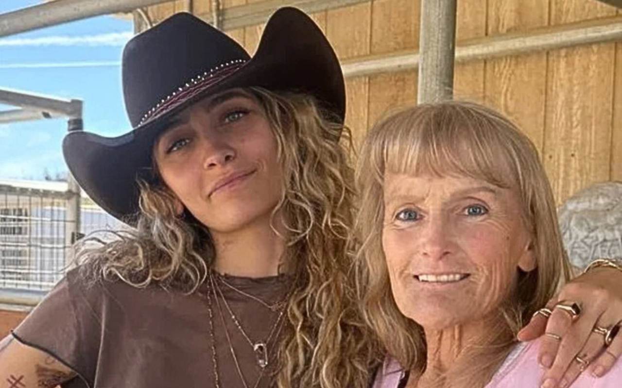 Paris Jackson posa com Debbie Rowe no Dia das Mães e semelhança impressiona