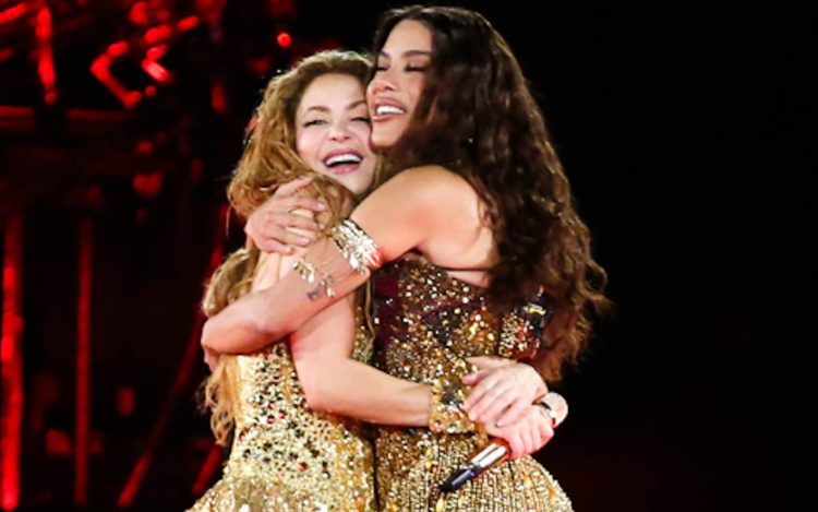 Anitta abraça Shakira no palco de Copacabana - Foto_ Dilson Silva_ AgNews