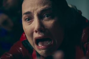 Adriana (Letícia Colin) se desespera ao ver o marido desaparecer no temporal em Quem Ama Cuida