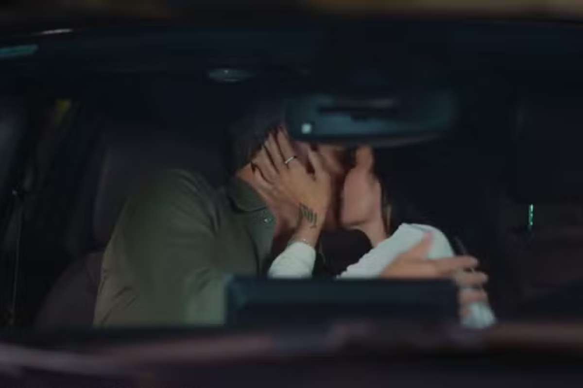 Alana e Alaorzinho se beijam