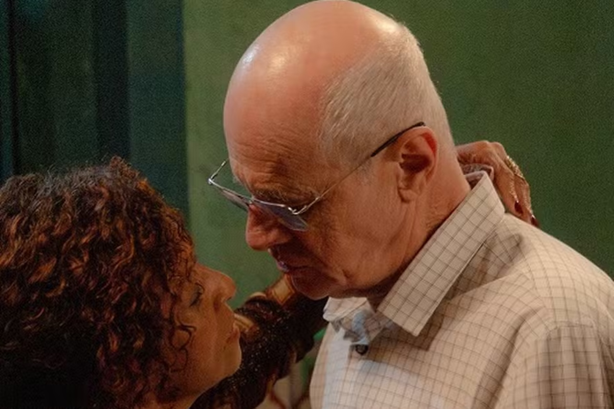 Zuzu (Elis Lucinda) e Alaor (Marcos Caruso) se beijam