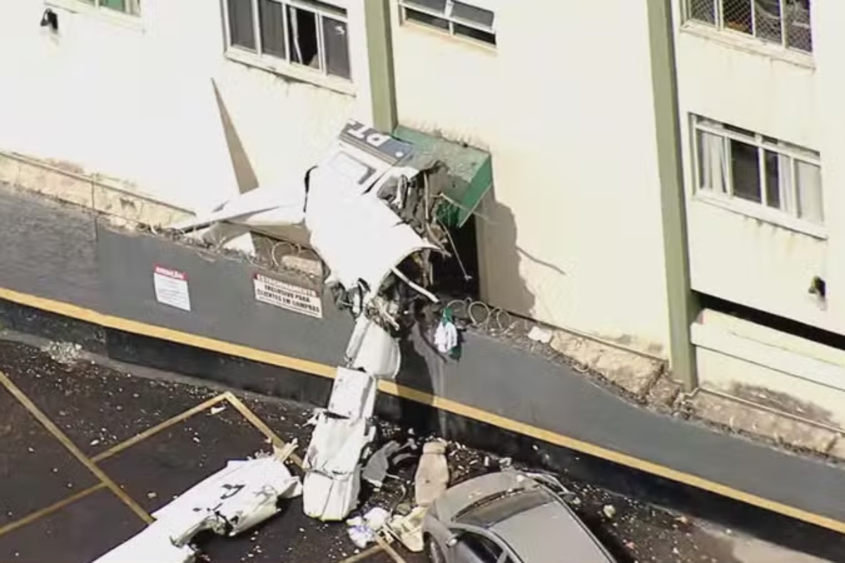 Avião monomotor bate em prédio em BH