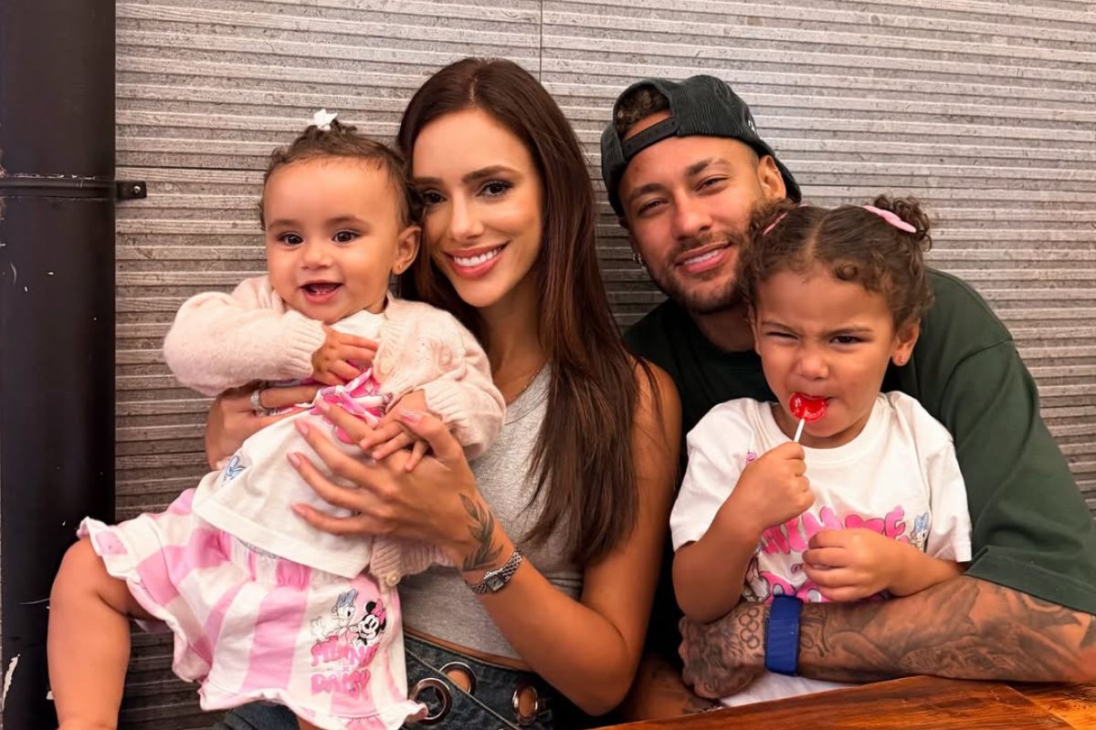 Bruna Biancardi e Neymar com as filhas
