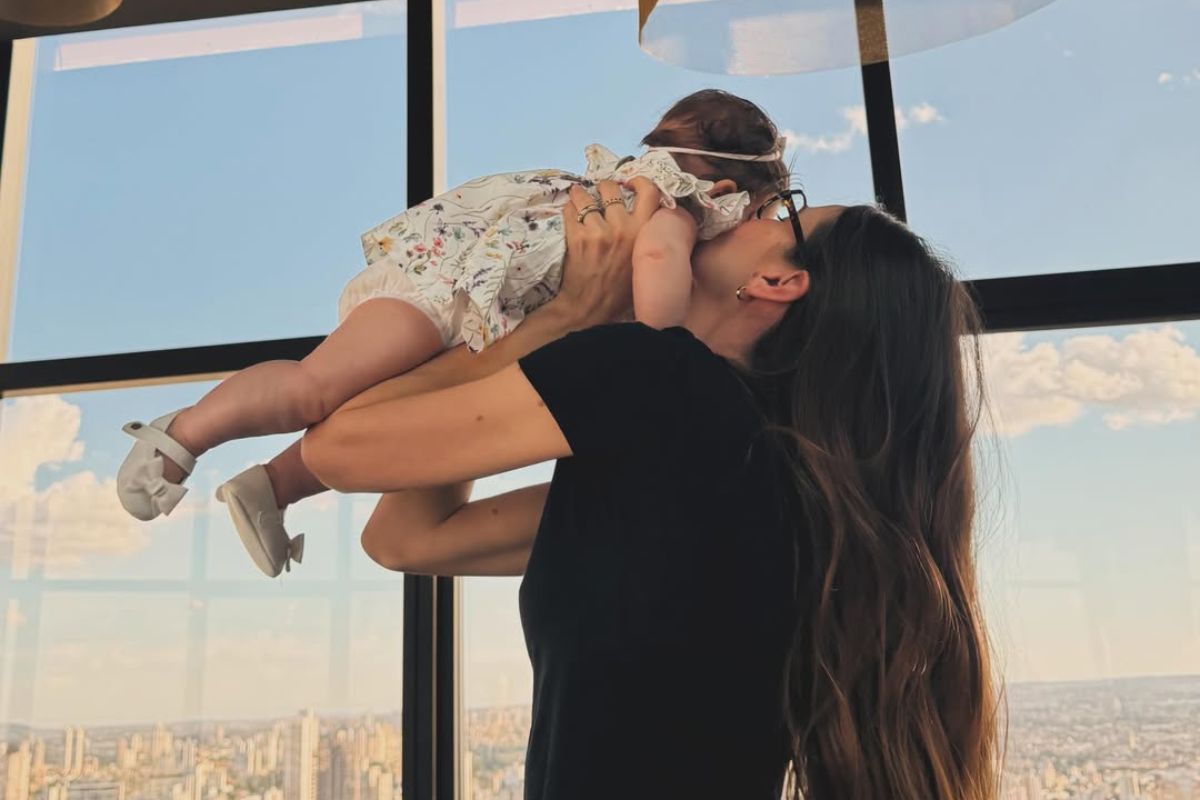 Camila Queiroz com a filha