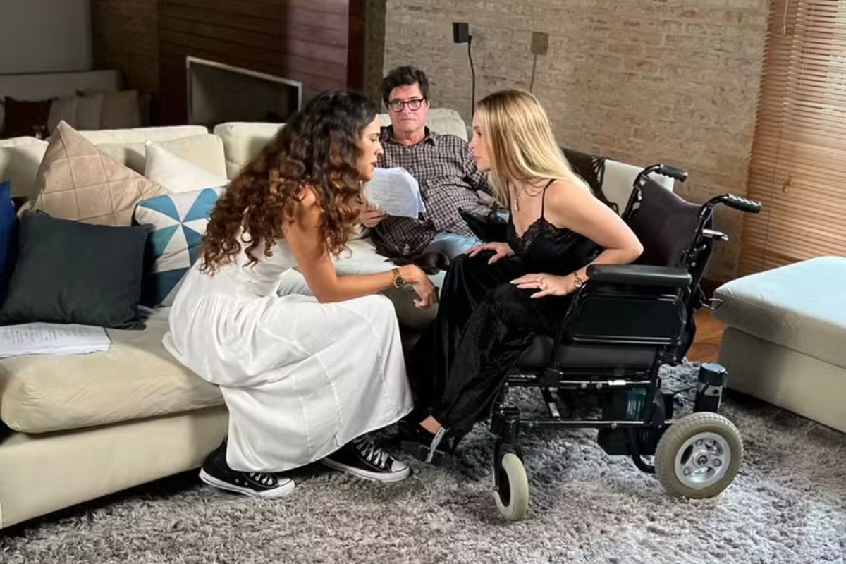 Carla Diaz surge de cadeira de rodas em novela vertical do Globoplay