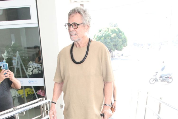 Carlinhos de Jesus no velório de Guto Graça Mello