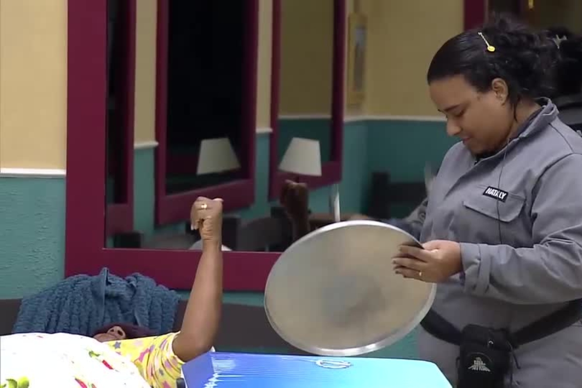 Nataly bate panela pra incomodar Sheila na "Casa do Patrão"