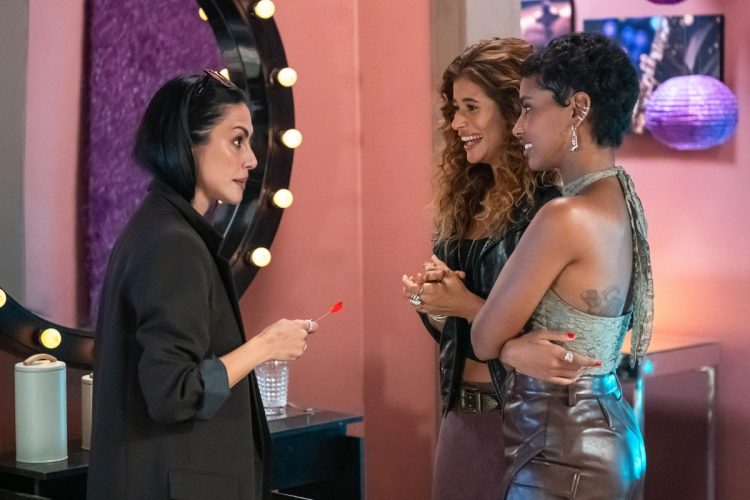 Alana (Cleo Pires) diz que quer investir na dupla.