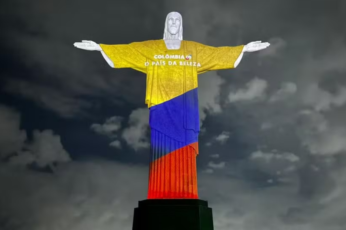 Cristo Redentor com as cores da bandeira da Colômbia