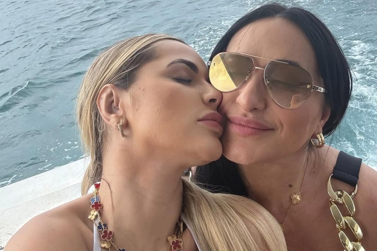 Deolane Bezerra com a mãe