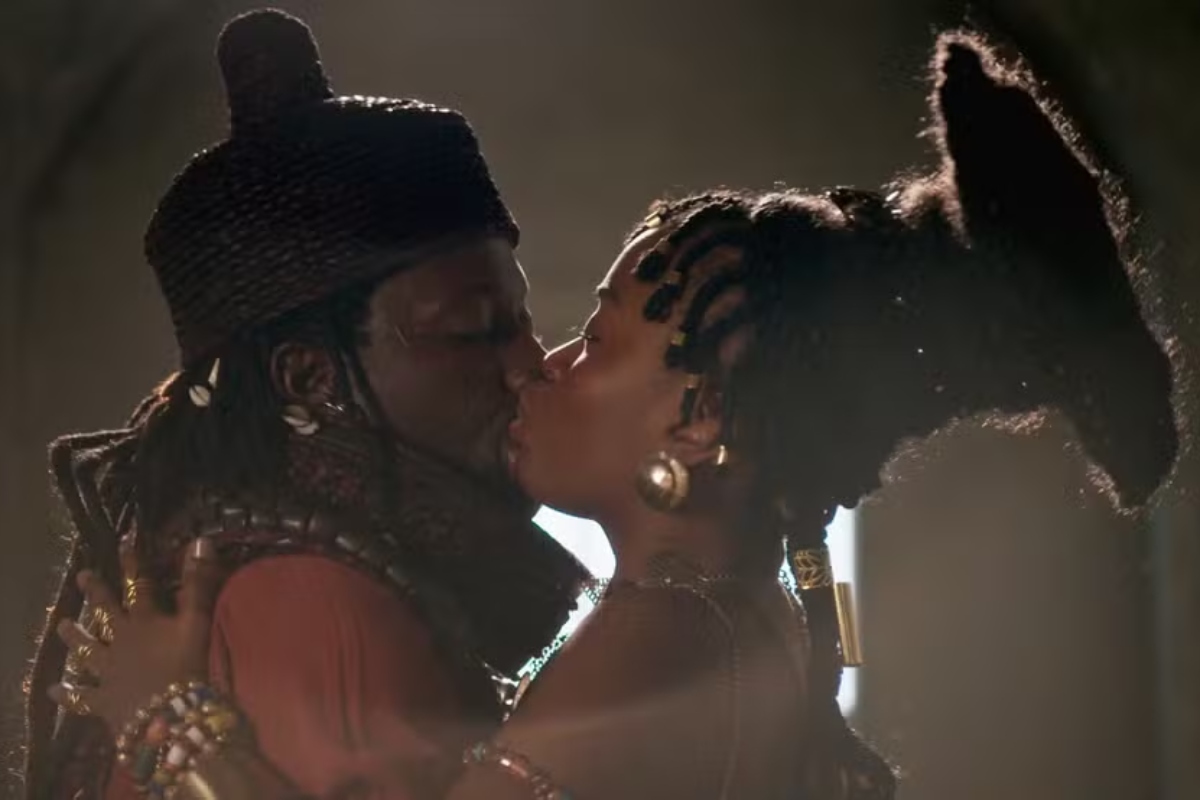 Dumi (Licínio Januário) e Kênia (Nicolly Fernandes) se beijam em "A Nobreza do Amor'