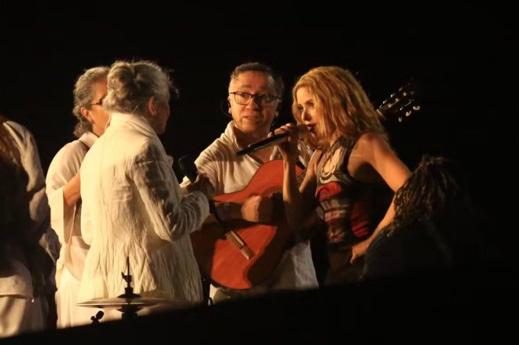 Shakira ensaia com  Maria Bethânia em Copacabana