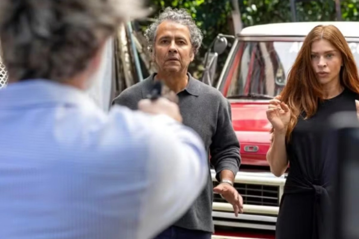 Ferette (Murilo Benício) aponta arma para Joaquim (Marcos Palmeira) e Arminda (Grazi Massafera) em Três Graças