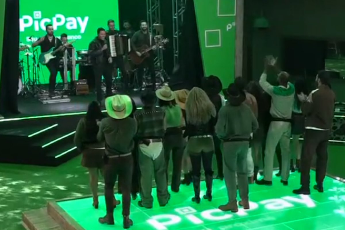 show de felipe araújo em festa da 'casa do patrão'