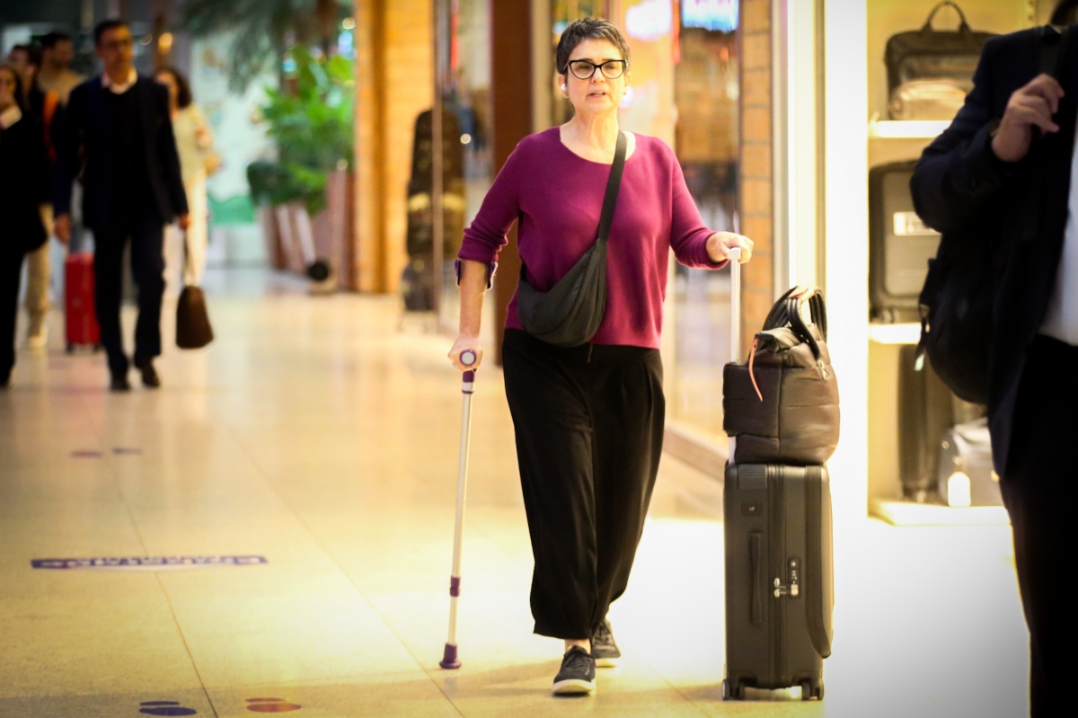 Sandra Annenberg de muleta no aeroporto