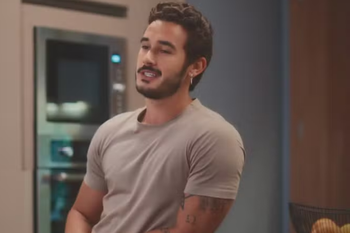 João Raul propõe a Agrado colocar a música em novela em Coração Acelerado