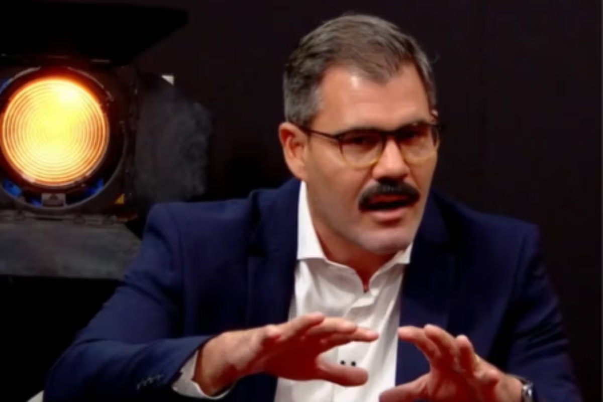 Juliano Cazarré confrontado na Globonews