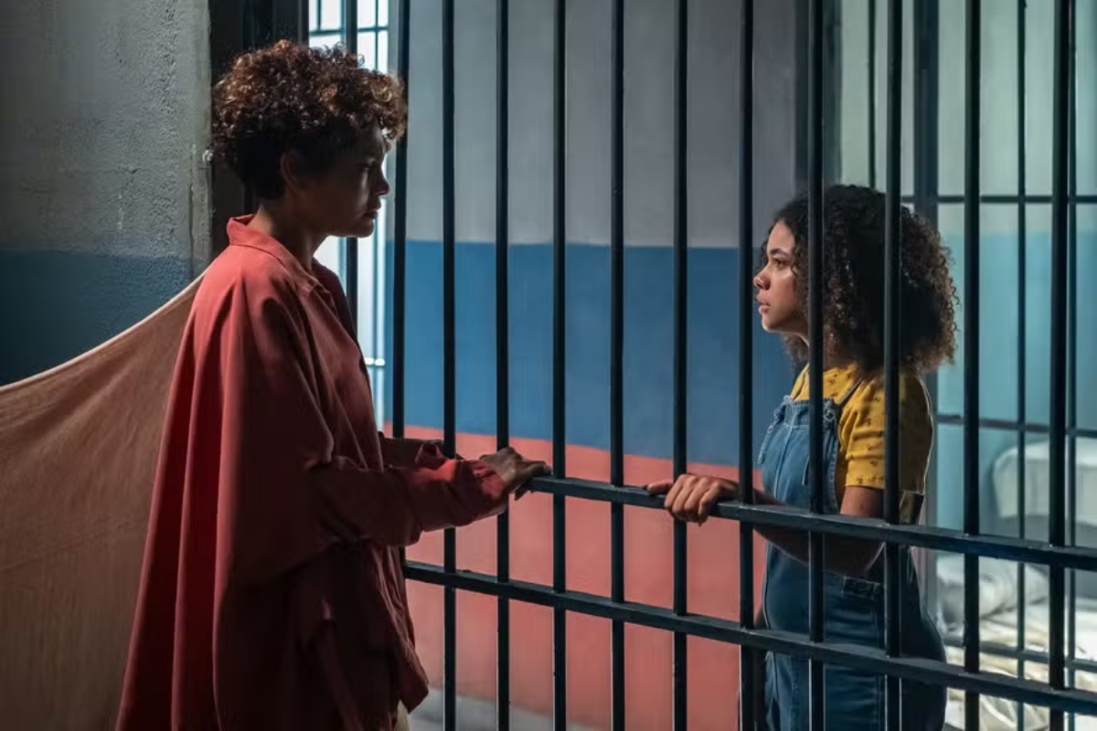 Lena (Barbara Reis) é confrontada por Joélly (Alana Cabral) em 'Três Graças'