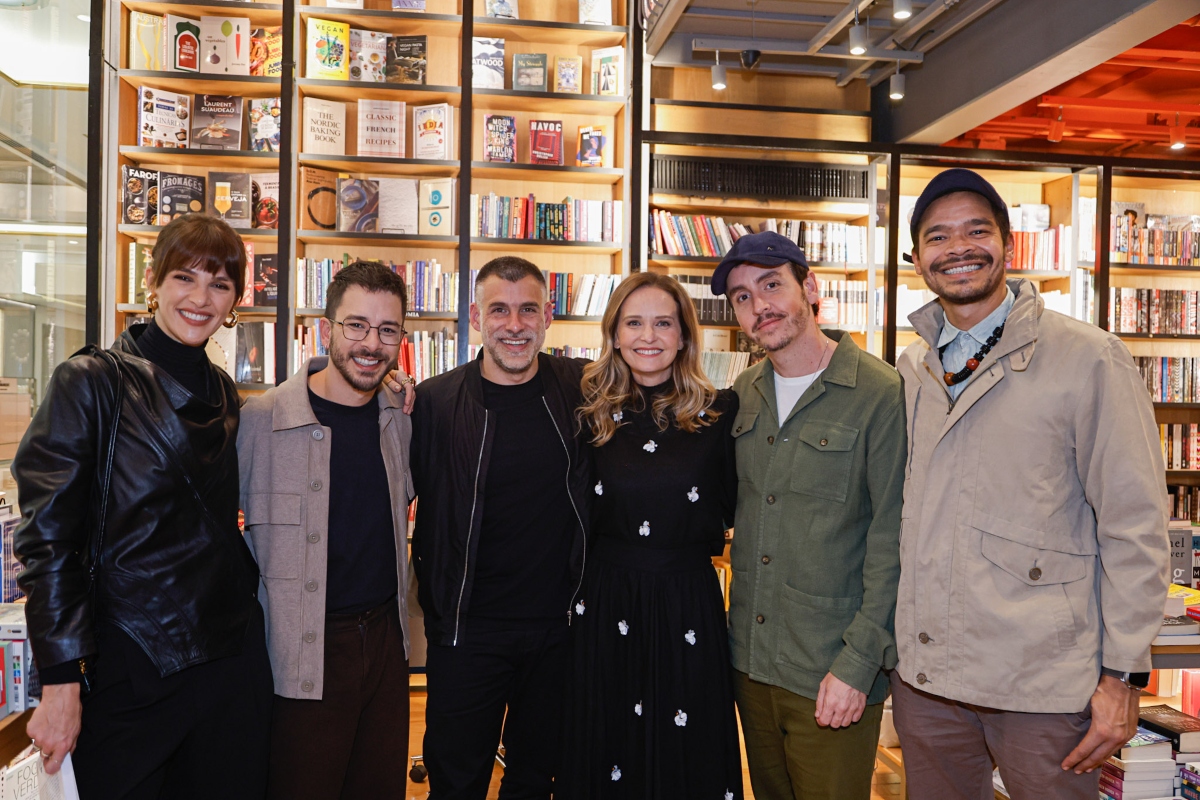 Raoni Carneiro lança livro, recebe carinho da esposa e amigos