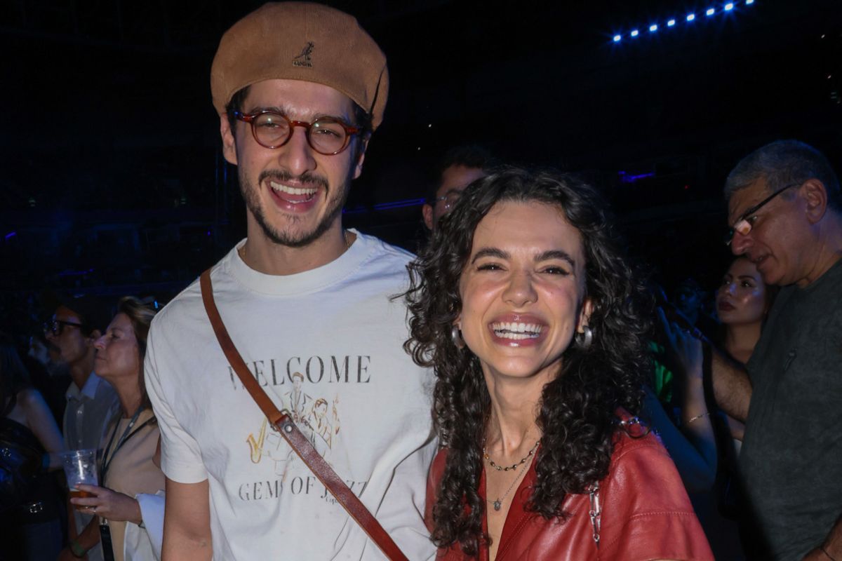 Manu Gavassi e Jullio Reis curtem show de Djavan em clima de romance