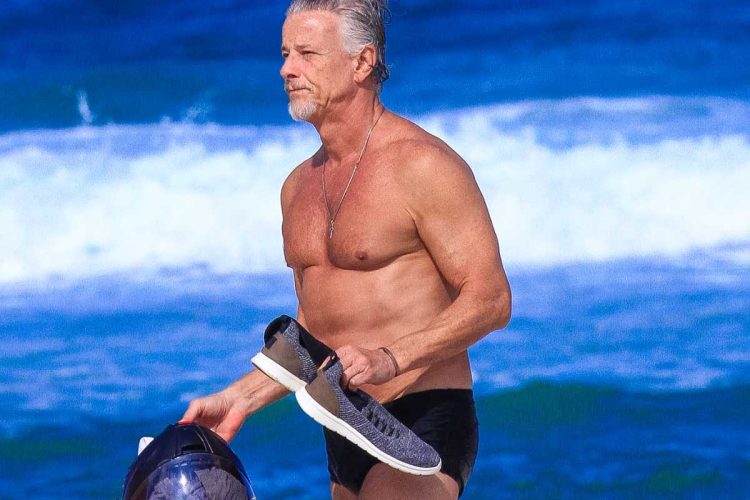 Marcello Novaes curte dia de praia na Barra da Tijuca Rio de Janeiro