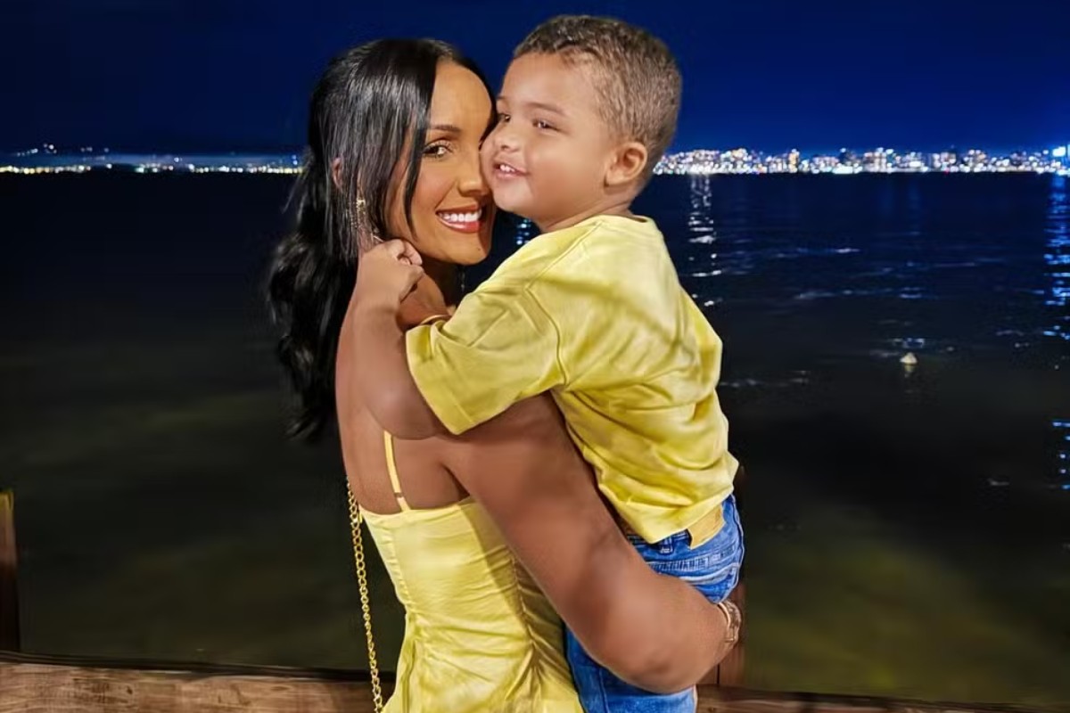 maxiane com o filho no colo
