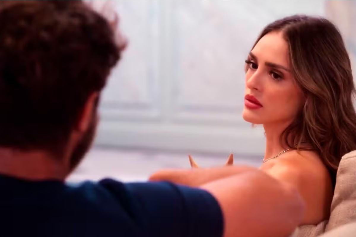 Naiane (Isabelle Drummond) diz para Gael (André Luiz Frambach) esquecer beijo em 'Coração Acelerado'